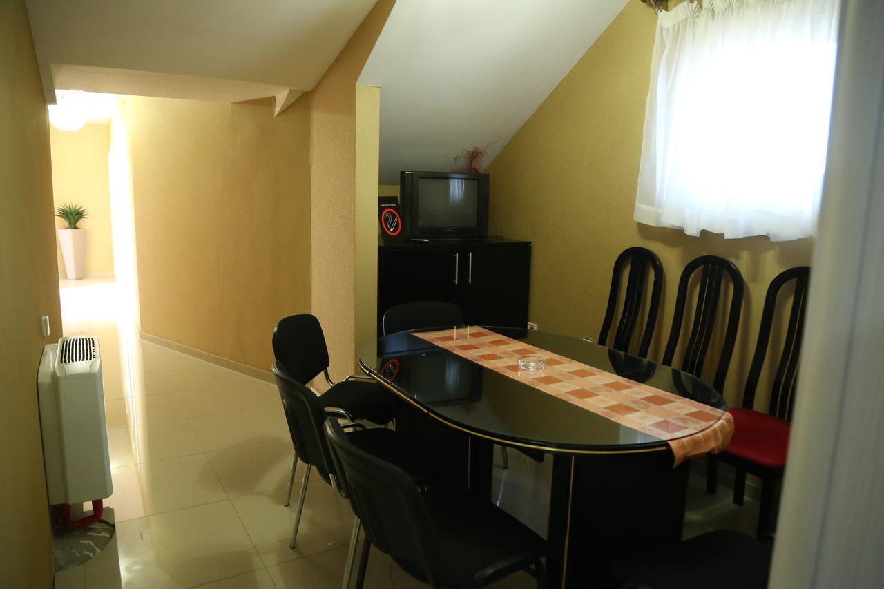 B&B Vila Bela Ruza Sremska Mitrovica Exterior foto
